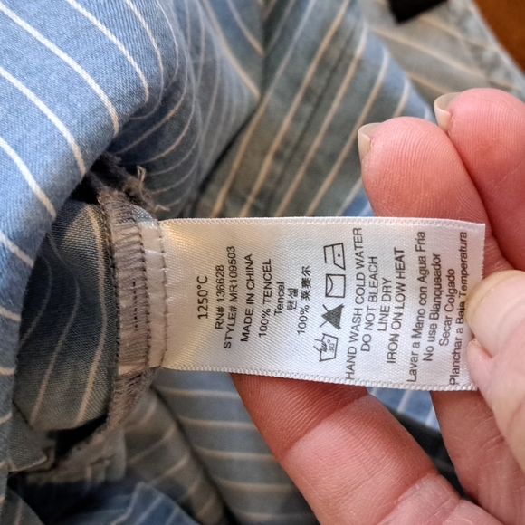 Gently worn 1250°C adorable short rompers in crisp blue/white pinstripe. Sz s - Picture 7 of 8